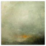 Cuadro cuadrado de paisaje brumoso con colinas oscuras, cielo amplio verde grisáceo, beige suave y luz anaranjada tenue, de estilo naturaleza y paisajes. Disponible en kudeko.com