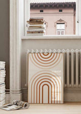 Cuadro con arcos concéntricos y semicírculos simétricos en tonos terracota, beige, crema y blanco, de estilo geométrico. Disponible en kudeko.com