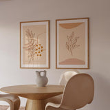 Wandbild mit botanischem Zweig in feiner Linienzeichnung, organischen Formen in Beige, Altrosa, Braun und Senfgelb, im floralen und modernen Stil. Erhältlich auf kudeko.com