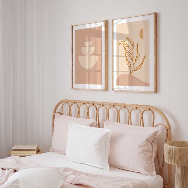 Ensemble de deux tableaux avec formes courbes superposées et silhouette botanique linéaire, dans des tons beige, crème et terracotta doux, au style minimaliste. Disponible sur kudeko.com