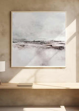 Cuadro cuadrado con paisaje abstracto brumoso, franja horizontal en negro, fondo blanco y gris, composición suave de estilo abstracto. Disponible en kudeko.com