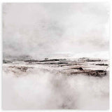 Cuadro cuadrado con paisaje abstracto brumoso, franja horizontal en negro, fondo blanco y gris, composición suave de estilo abstracto. Disponible en kudeko.com