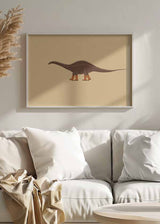 Tableau horizontal avec dinosaure au long cou en brun foncé, fond beige, bottes de cowboy couleur terre cuite et style enfantin pour décoration de chambre ou salle de jeux. Disponible sur kudeko.com
