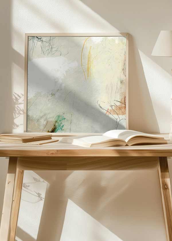 Cuadro cuadrado con composición abstracta de fondo marfil, trazos finos en gris, ocre y turquesa, manchas suaves y estética serena de estilo abstracto. Disponible en kudeko.com