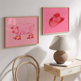 Cuadro ilustración de sombrero rojo sobre fondo rosa vibrante, kudeko.com