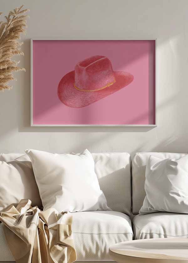 Horizontales Wandbild mit rotem Cowboyhut auf glattem rosa Hintergrund, Kontrast in Rot und Rosa, goldfarbenes Detail am Hutband und zeitgenössischem Illustrationsstil. Erhältlich auf kudeko.com