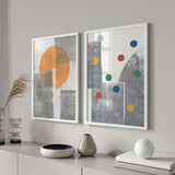 Tableau avec cercles bleu, vert, moutarde et terre cuite sur formes géométriques grises texturées, fond crème et style vintage rétro équilibré. Disponible sur kudeko.com