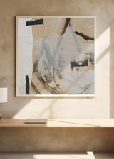 Quadratisches Wandbild mit abstrakter Komposition aus weichen Strichen, gestischen Formen, Beige, Off-White, Rauchgrau, schwarzen Details und braunen Akzenten im klaren modernen Stil. Erhältlich auf kudeko.com