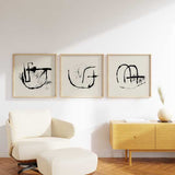 Quadratisches Wandbild mit überlagerten schwarzen Bögen, markanter Horizontallinie, cremefarbenem Hintergrund und abstrakter Komposition im klaren zeitgenössischen Stil. Erhältlich auf kudeko.com