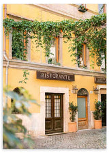 Wandbild mit Fassade eines Restaurants in Rom, gelben Wänden, Holzfenstern, klassischen Laternen, grünen Rankpflanzen und fotografischem Stil mit mediterranem Charakter. Erhältlich auf kudeko.com