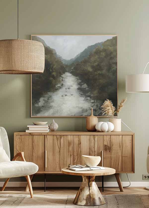 Cuadro cuadrado con río serpenteante entre montañas boscosas, tonos verde oliva, gris brumoso y beige suave, de estilo naturaleza y paisajes. Disponible en kudeko.com