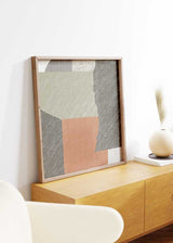 Quadro quadrado com formas abstratas recortadas, blocos em cinzento escuro, bege esverdeado, terracota e branco sujo, de estilo abstrato contemporâneo para decoração de parede. Disponível em kudeko.com