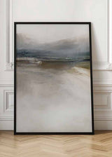 Cuadro con paisaje abstracto de horizontes difusos, niebla suave, tonos gris azulado, beige, blanco roto y tierra, de estilo abstracto. Disponible en kudeko.com