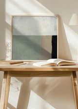 Quadratisches Wandbild mit abstrakten Blöcken in Salbeigrün, Beige, Schwarz und strukturiertem Weiß, in einem klaren zeitgenössischen und reduzierten Stil für moderne Räume. Erhältlich auf kudeko.com