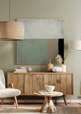 Quadratisches Wandbild mit abstrakten Blöcken in Salbeigrün, Beige, Schwarz und strukturiertem Weiß, in einem klaren zeitgenössischen und reduzierten Stil für moderne Räume. Erhältlich auf kudeko.com