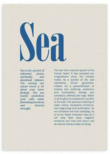 Gerahmtes Wandbild mit blauer Typografie, hervorgehobenem Wort Sea, beigem Hintergrund und minimalistischem editorialem Stil für moderne Wandgestaltung. Erhältlich auf kudeko.com
