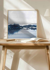 Quadratisches Wandbild mit ruhiger Seenlandschaft, stillem Wasser, dunklen Ufern, diffuser Vegetation und nebligem Horizont in Petrolblau, Graublau, Weiß und sanftem Schwarz, Natur- und Landschaftsstil. Erhältlich auf kudeko.com