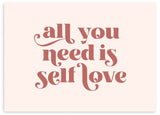 Horizontales Wandbild mit dem Schriftzug all you need is self love, Retro-Typografie in Terrakotta auf hellrosa Hintergrund, klarer Stil mit Textmotiv für Schlafzimmer oder Arbeitsbereich. Erhältlich auf kudeko.com