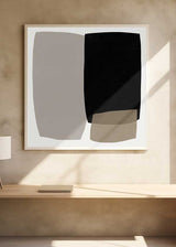 Quadro quadrado com formas orgânicas sobrepostas em preto, bege areia e cinzento pedra sobre fundo claro, de estilo abstrato com linhas suaves e composição equilibrada. Disponível em kudeko.com