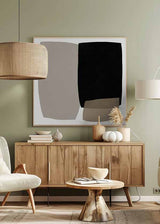 Quadro quadrado com formas orgânicas sobrepostas em preto, bege areia e cinzento pedra sobre fundo claro, de estilo abstrato com linhas suaves e composição equilibrada. Disponível em kudeko.com
