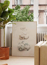 Cuadro de tres conchas marinas sobre arena clara en tonos beige, blanco roto, gris suave y matices verdosos, de estilo naturaleza y paisajes. Disponible en kudeko.com