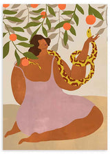 Gerahmtes Wandbild mit sitzender Frau zwischen Orangenzweigen, Orangen, gelber gefleckter Schlange, Erdtönen, Olivgrün, Creme und Altrosa, im symbolischen Illustrationsstil. Erhältlich auf kudeko.com