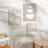 Cuadro con líneas curvas entrelazadas en beige suave sobre fondo blanco, composición fluida de estética abstracto y apariencia serena. Disponible en kudeko.com