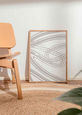 Cuadro con líneas curvas entrelazadas en beige suave sobre fondo blanco, composición fluida de estética abstracto y apariencia serena. Disponible en kudeko.com