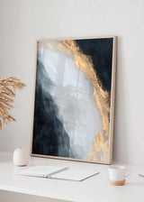 Quadro emoldurado com composição abstrata de formas nebulosas em branco, azul acinzentado, preto profundo e detalhes dourados luminosos, de estilo contemporâneo. Disponível em kudeko.com