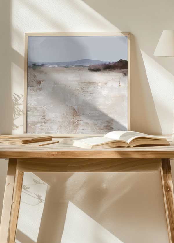 Quadratisches Wandbild mit heller Ebenenlandschaft, diffusen Hügeln im Hintergrund, Beige, Off-White, Blaugrau und weichem Braun im Stil Natur und Landschaft. Erhältlich auf kudeko.com
