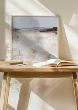Quadro quadrado com paisagem de planície clara, colinas difusas ao fundo, tons de bege, branco partido, cinzento azulado e castanho suave, em estilo natureza e paisagens. Disponível em kudeko.com