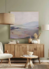 Quadro quadrado com paisagem de montanhas difusas, horizonte enevoado, superfície em rosa poeirento, bege, cinzento azulado e apontamentos escuros, em estilo natureza e paisagem contemporâneo. Disponível em kudeko.com