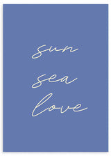 Cuadro con frases Sun Sea Love en tipografía manuscrita blanca sobre fondo azul lavanda liso, de estilo con frases. Disponible en kudeko.com