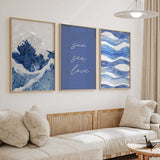 Cuadro con frases Sun Sea Love en tipografía manuscrita blanca sobre fondo azul lavanda liso, de estilo con frases. Disponible en kudeko.com