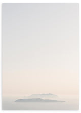 Tableau d’îles lointaines sur une mer calme, avec brume légère, tons beige, gris clair et crème, dans un style nature et paysage épuré. Disponible sur kudeko.com