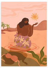 Wandbild mit sitzender Frau im Wasser, grafischer Sonne, Palmen, tropischen Pflanzen sowie Altrosa, Terrakotta, Lila und Grün im gerahmten Illustrationsstil. Erhältlich auf kudeko.com