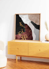 Quadratisches Wandbild mit organischen abstrakten Formen in Schwarz, Beige, Weiß, Grau und Bordeaux, goldenen Details und klar modernem Stil. Erhältlich auf kudeko.com