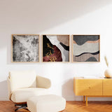Tableau carré avec composition abstraite de formes ondulées en gris anthracite, beige sable, blanc cassé et taupe, avec bandes verticales discrètes et style contemporain épuré. Disponible sur kudeko.com