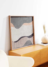 Tableau carré avec composition abstraite de formes ondulées en gris anthracite, beige sable, blanc cassé et taupe, avec bandes verticales discrètes et style contemporain épuré. Disponible sur kudeko.com