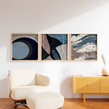 Cuadro cuadrado con formas abstractas onduladas en azul grisáceo, beige, blanco y marrón topo, con textura visual envejecida y estilo abstracto. Disponible en kudeko.com