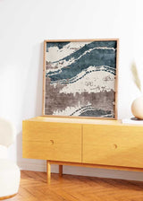 Cuadro cuadrado con formas abstractas onduladas en azul grisáceo, beige, blanco y marrón topo, con textura visual envejecida y estilo abstracto. Disponible en kudeko.com