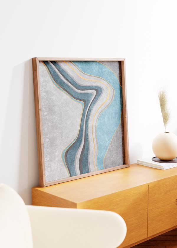 Quadratisches Wandbild mit abstrakten geschwungenen Formen in Türkisblau, Grau, Weiß und Schwarz, feinen goldenen Details, strukturiertem Hintergrund und modernem Stil. Erhältlich auf kudeko.com