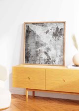 Quadratisches Wandbild mit abstrakter Komposition aus überlagerten Texturen in Off-White, Grau, Schwarz und Taupe, im klaren modernen und strukturierten Stil. Erhältlich auf kudeko.com