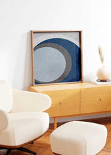 Cuadro cuadrado con arcos abstractos y gran forma circular en azul marino, gris claro, azul suave y antracita, de estilo geométrico. Disponible en kudeko.com