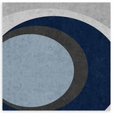 Cuadro cuadrado con arcos abstractos y gran forma circular en azul marino, gris claro, azul suave y antracita, de estilo geométrico. Disponible en kudeko.com