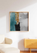Cuadro cuadrado con composición abstracta en azul turquesa, blanco grisáceo, negro y dorado envejecido, con bloques texturizados y contraste contemporáneo de estilo abstracto. Disponible en kudeko.com