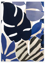 Tableau encadré avec feuilles tropicales abstraites en bleu marine, bleu cobalt, gris lavande, blanc et noir, dans une composition botanique moderne au style abstrait. Disponible sur kudeko.com