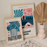 Wandbild von Venedig mit Bogenbrücke, Gondel, rosafarbenen Blumen, blauen botanischen Formen und moderner Illustrationskomposition in Petrolblau, Rosa und Weiß. Erhältlich auf kudeko.com