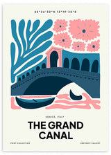 Wandbild von Venedig mit Bogenbrücke, Gondel, rosafarbenen Blumen, blauen botanischen Formen und moderner Illustrationskomposition in Petrolblau, Rosa und Weiß. Erhältlich auf kudeko.com