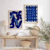 Tableau encadré avec grille abstraite de bandes entrelacées en bleu électrique, bleu cobalt et bleu marine sur fond clair, dans un style graphique contemporain et abstrait. Disponible sur kudeko.com